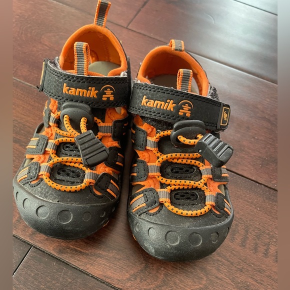 Kamik Toddler Crab Closed-Toe Sandals. Black and Orange colour. Size 6 - Picture 2 of 8